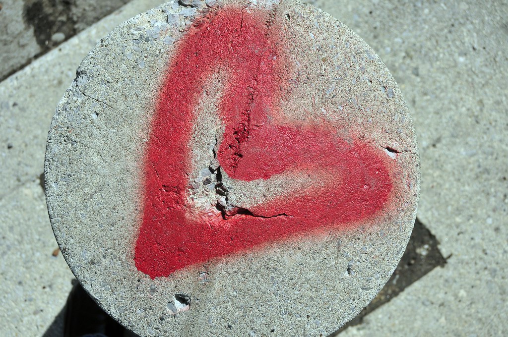 Cuore rosso disegnato con spray su pietra