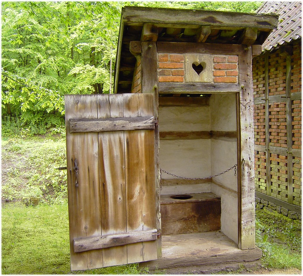 Cuoricino su parete di gabinetto di legno