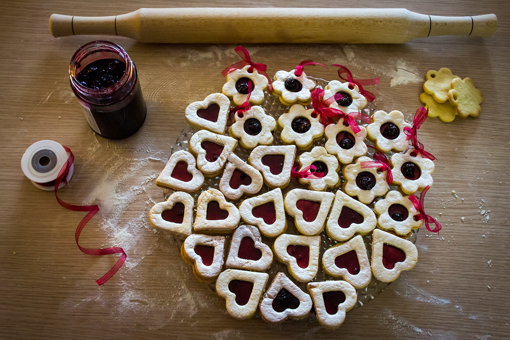 Dolci biscotti a forma di cuore con marmellata appena cucinati