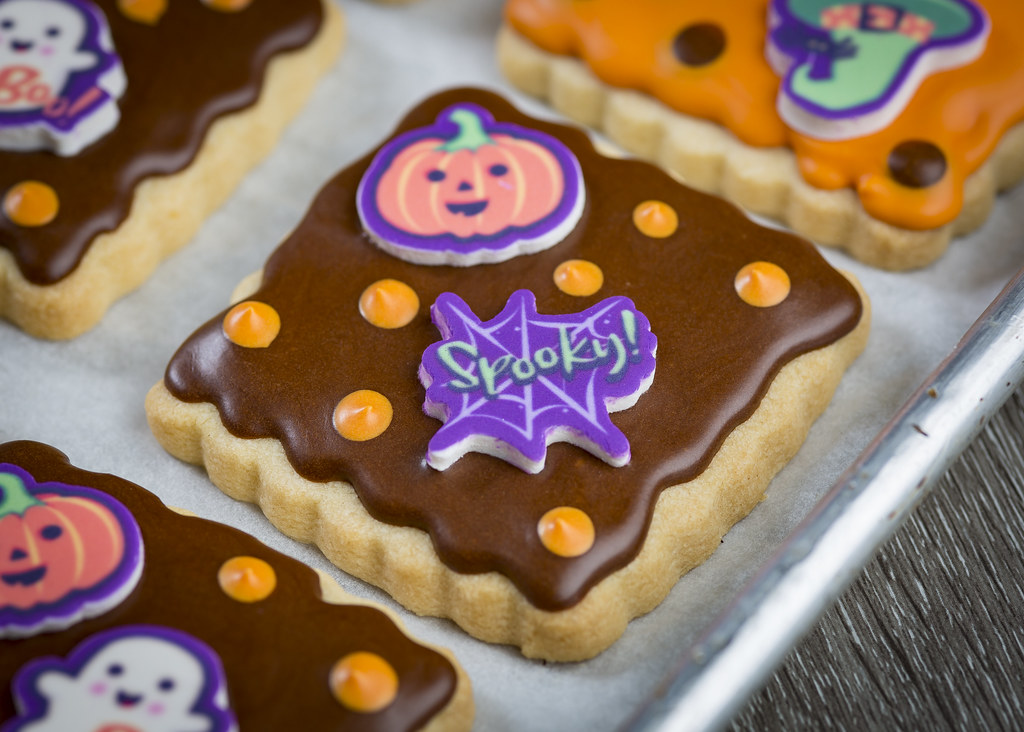 Dolci biscotti al cioccolato con zucche e ragnatele per Halloween