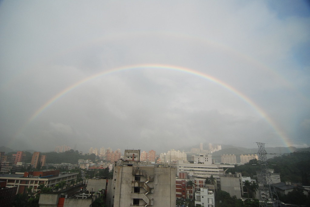 Doppio arcobaleno che sovrasta una città