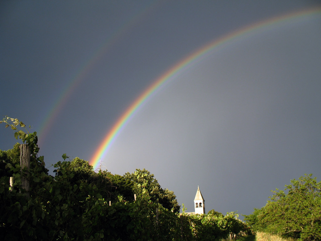 Doppio arcobaleno con tanta bella luce che sembra uscire sotto