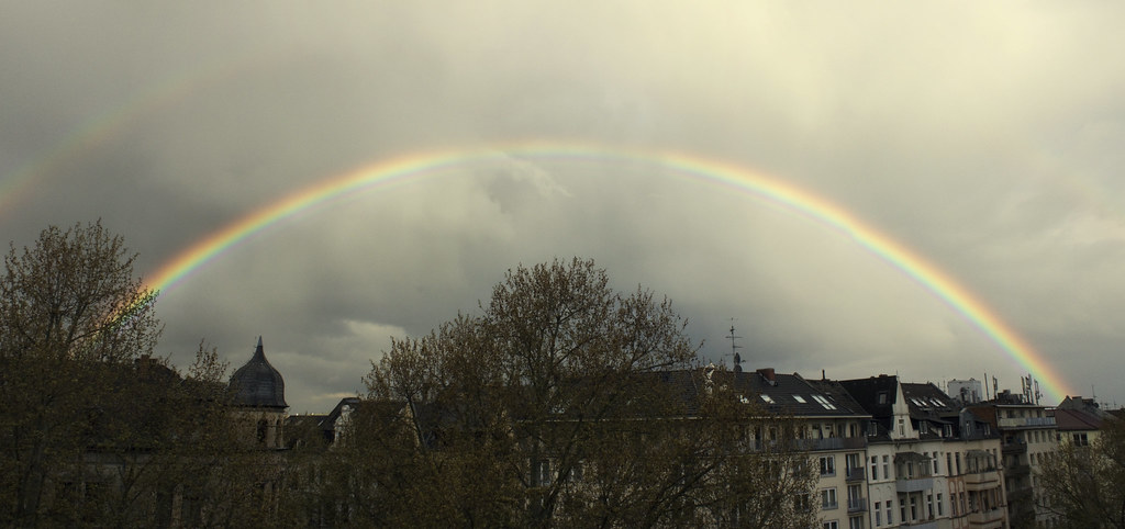 Doppio arcobaleno grande che sovrasta la città