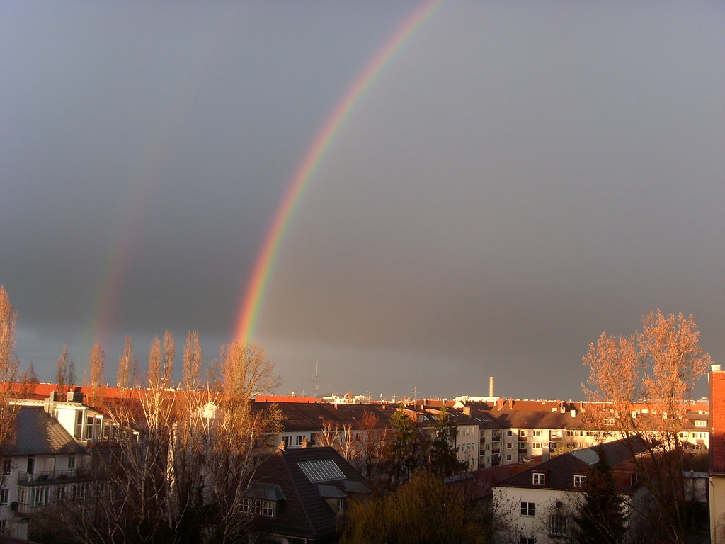 Doppio arcobaleno in cielo molto grigio per temporale