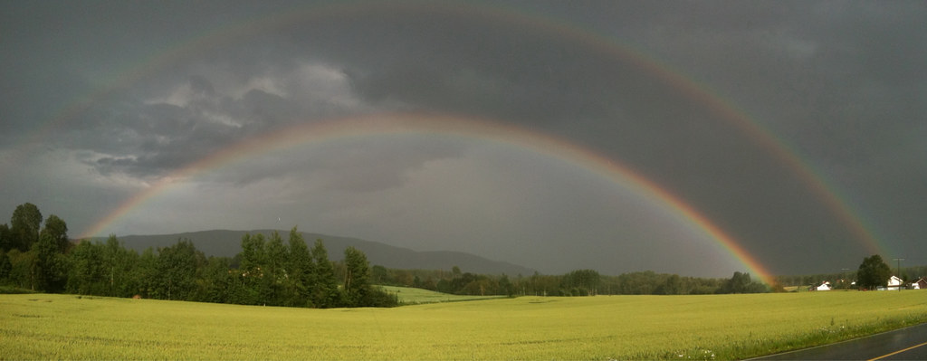 Doppio arcobaleno sopra prato molto bello e curato