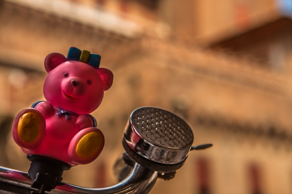 Gadget a forma di tenero orsetto rosa sul manubrio della bicicletta