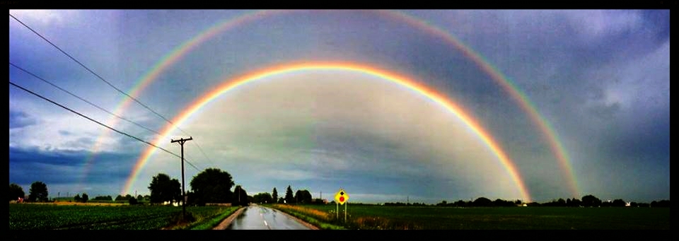 Grande arcobaleno con luce intensa sottostante