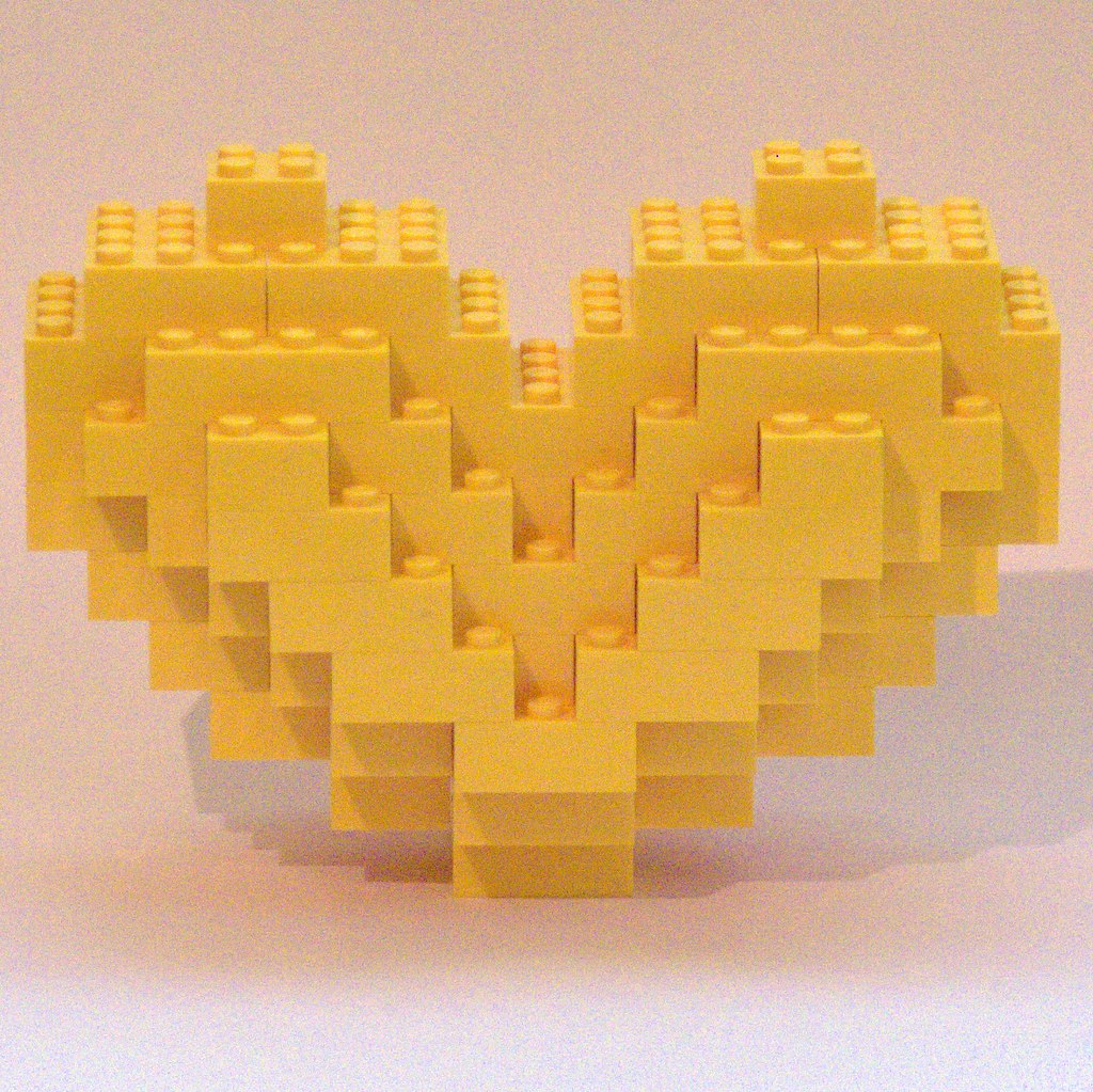 Grande cuore giallo costruito con i lego