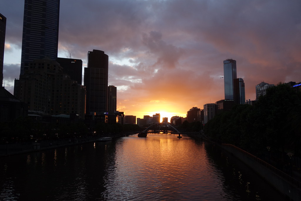 Grattacieli investiti dalla fioca luce solare del tramonto