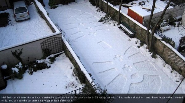 Impronta di scarpa gigantesca sulla neve