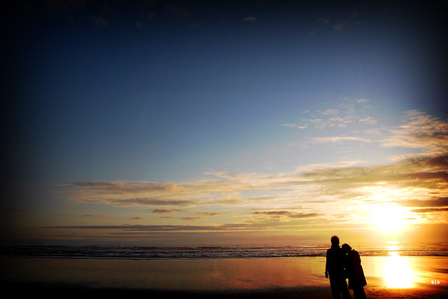 Insieme accarezzati dalla luce romantica del sole sul mare