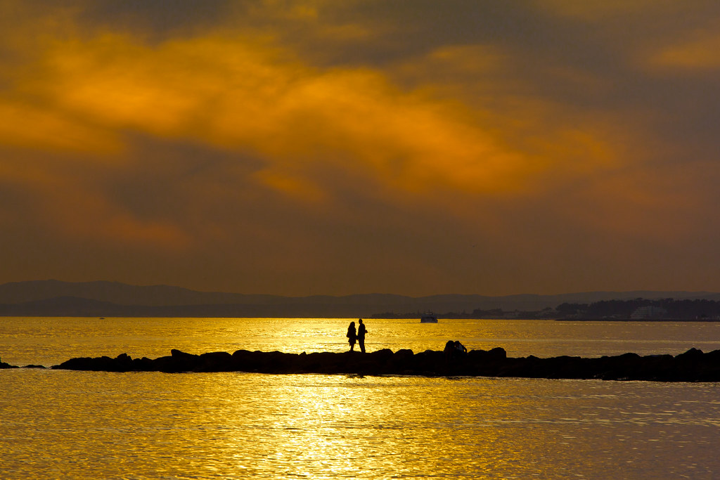 Insieme al mare sotto un cielo dorato