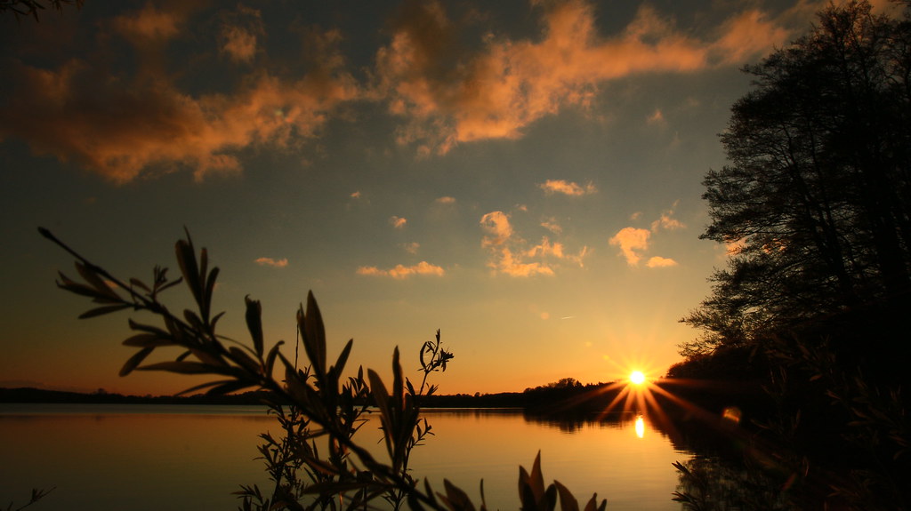 Lago romantico al tramonto