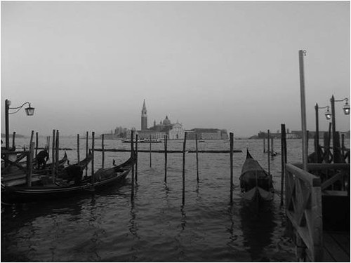 Laguna di Venezia in bianco e nero che suscita tristezza