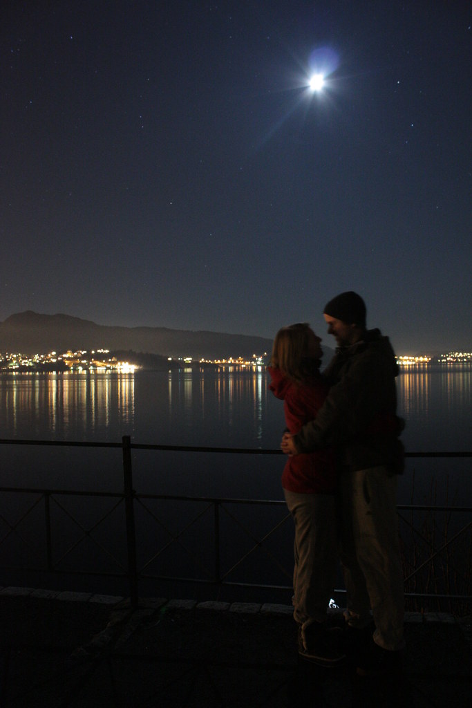 Magia di sguardi sotto la luna e le stelle