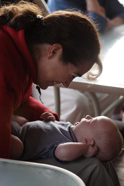 Mamma che ride giocando con il suo dolce bambino