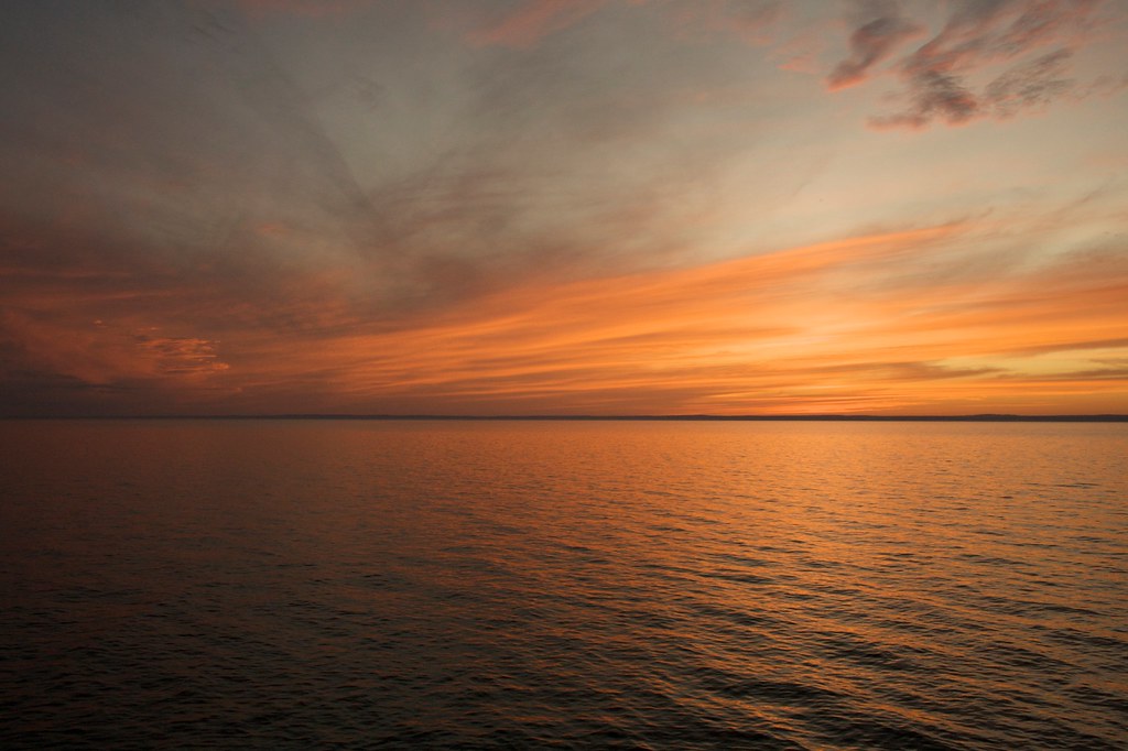 Mare sconfinato al tramonto sotto un cielo bellissimo