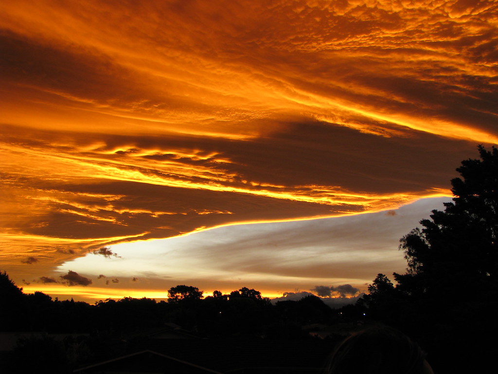 Meraviglioso, minaccioso cielo nuvoloso arancione