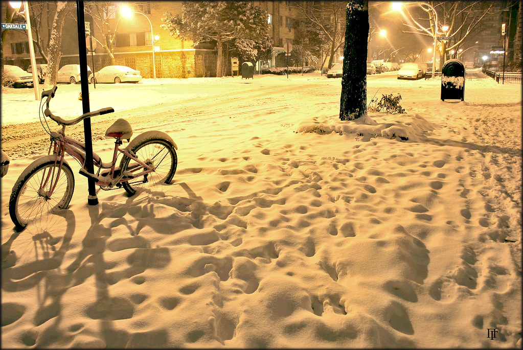 Paesaggio invernale con troppa neve sul marciapiede per potere camminare