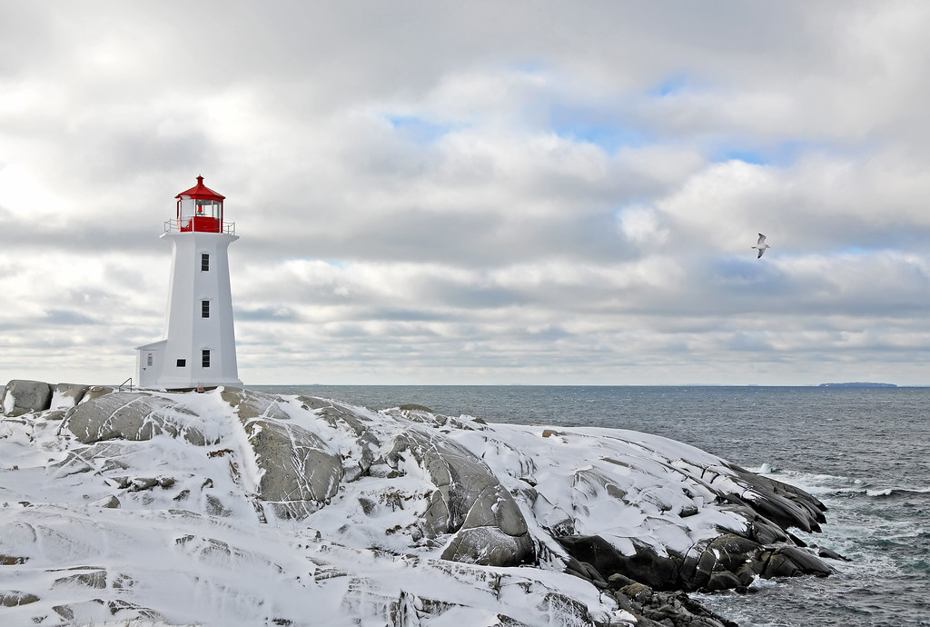 Paesaggio invernale romantico con bellissimo faro