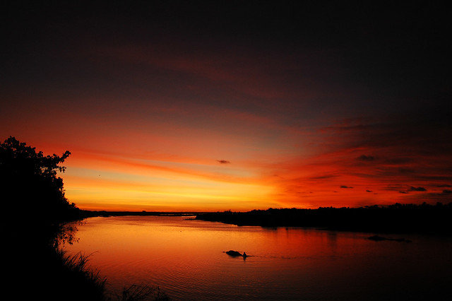 Paesaggio marino pittoresco al tramonto con tinte rosse