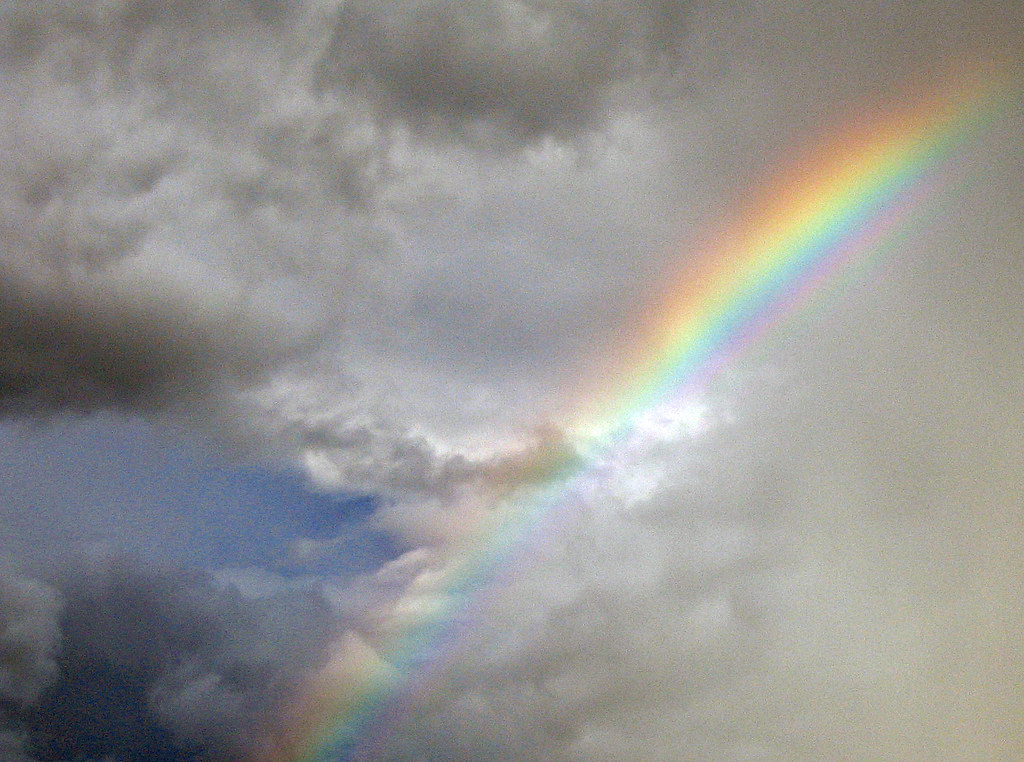 Pezzo di arcobaleno in cielo molto brutto