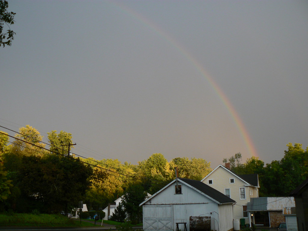 Piccolo arcobaleno in un cielo piatto