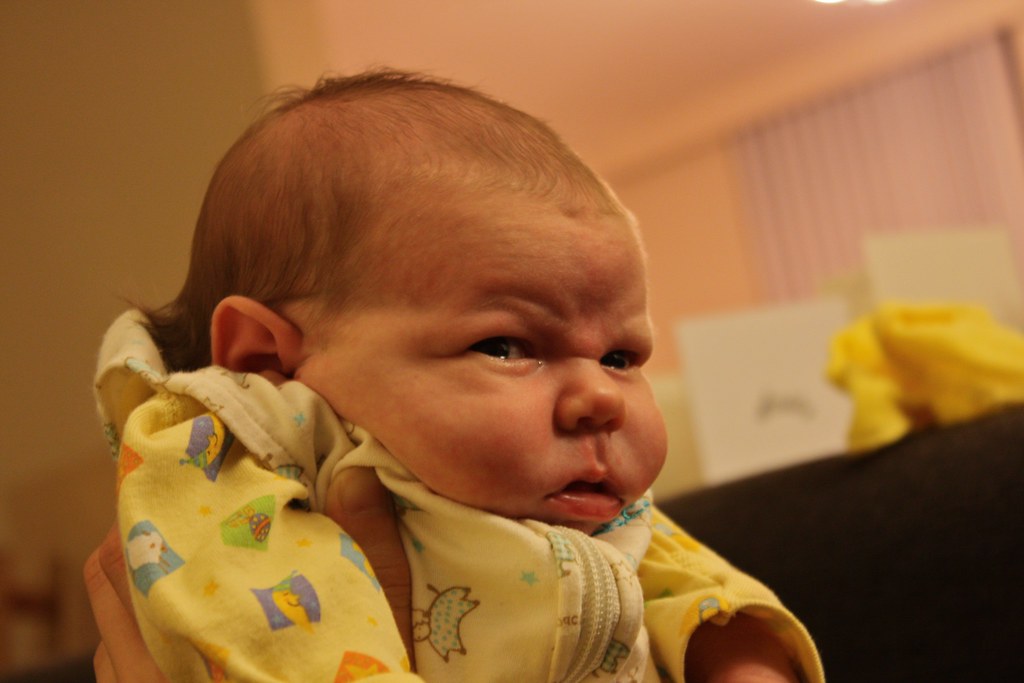 Piccolo bambino molto arrabbiato con faccia molto cattiva