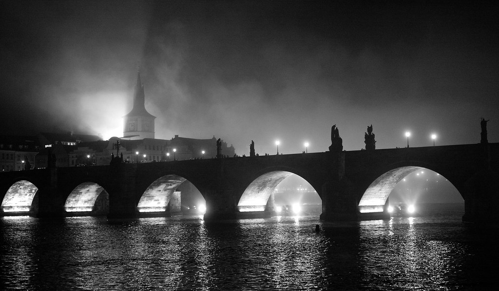 Ponte della romantica Praga di notte in bianco e nero