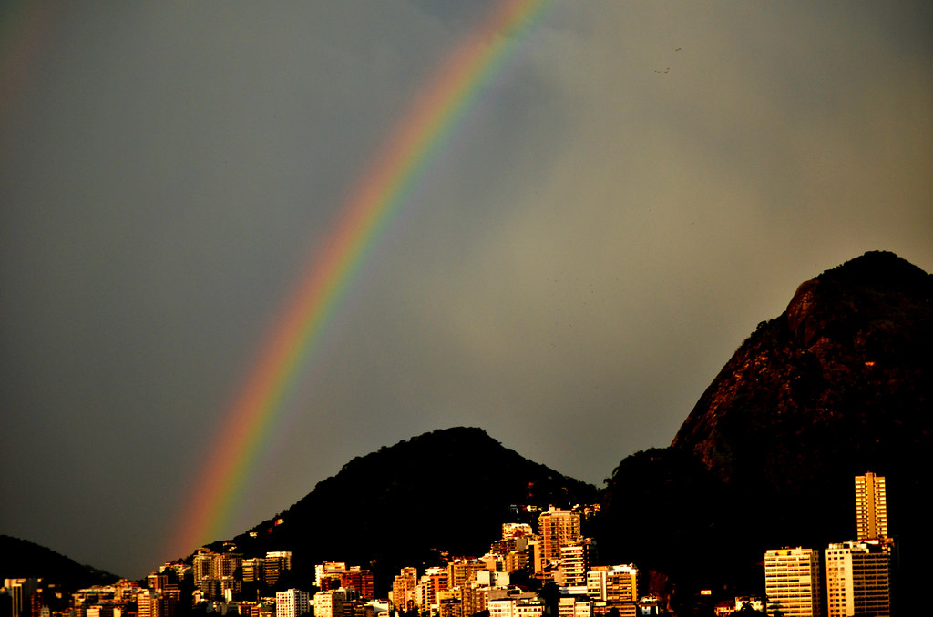 Porzione di arcobaleno che segue le alture delle colline