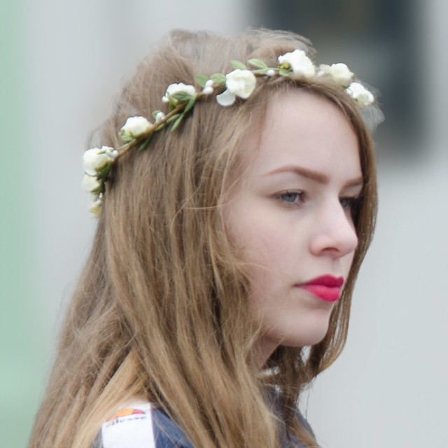 Ragazza acconciata da bellissima principessa dai capelli lunghi