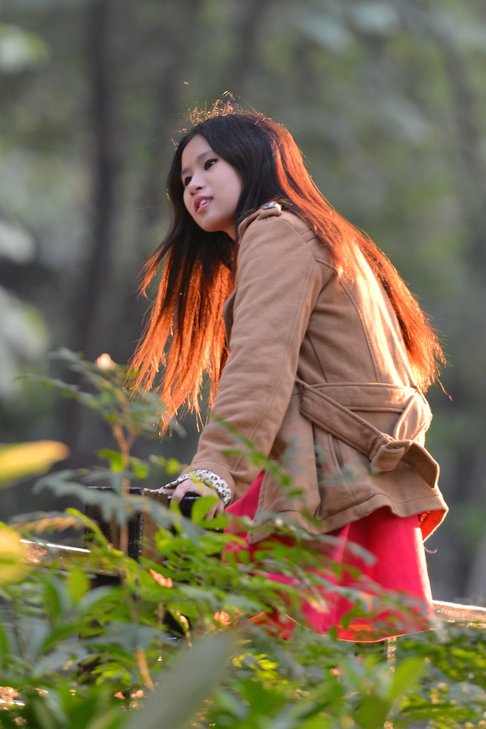 Ragazza con capelli lunghi accarezzata da una luce calda