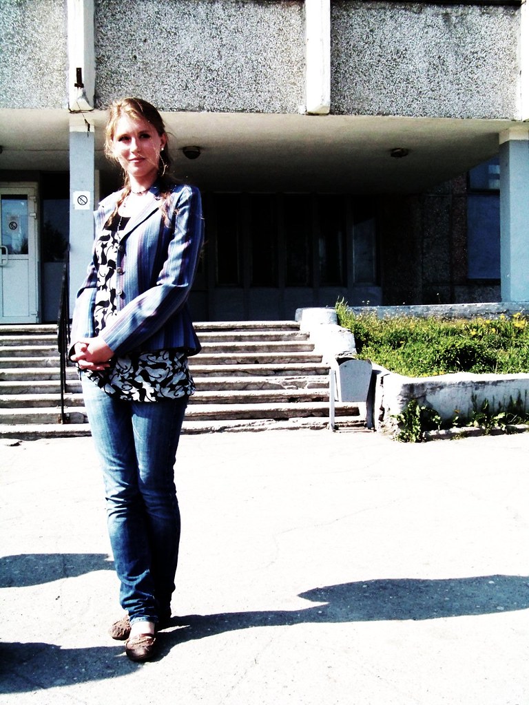 Ragazza fuori da edificio