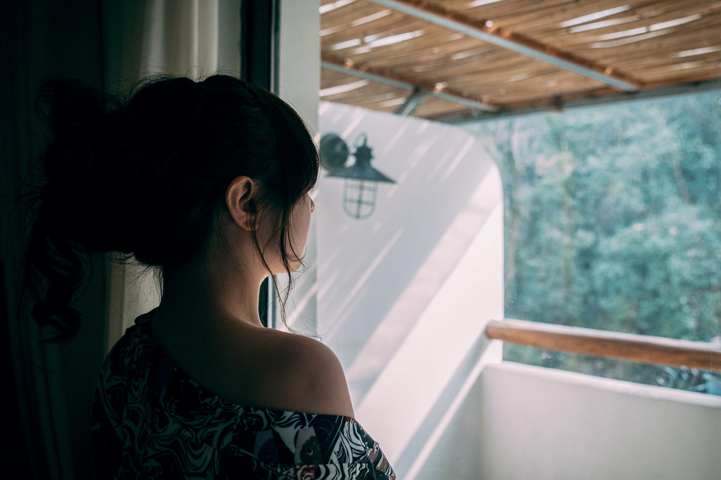 Ragazza giapponese che guarda la natura oltre il balcone