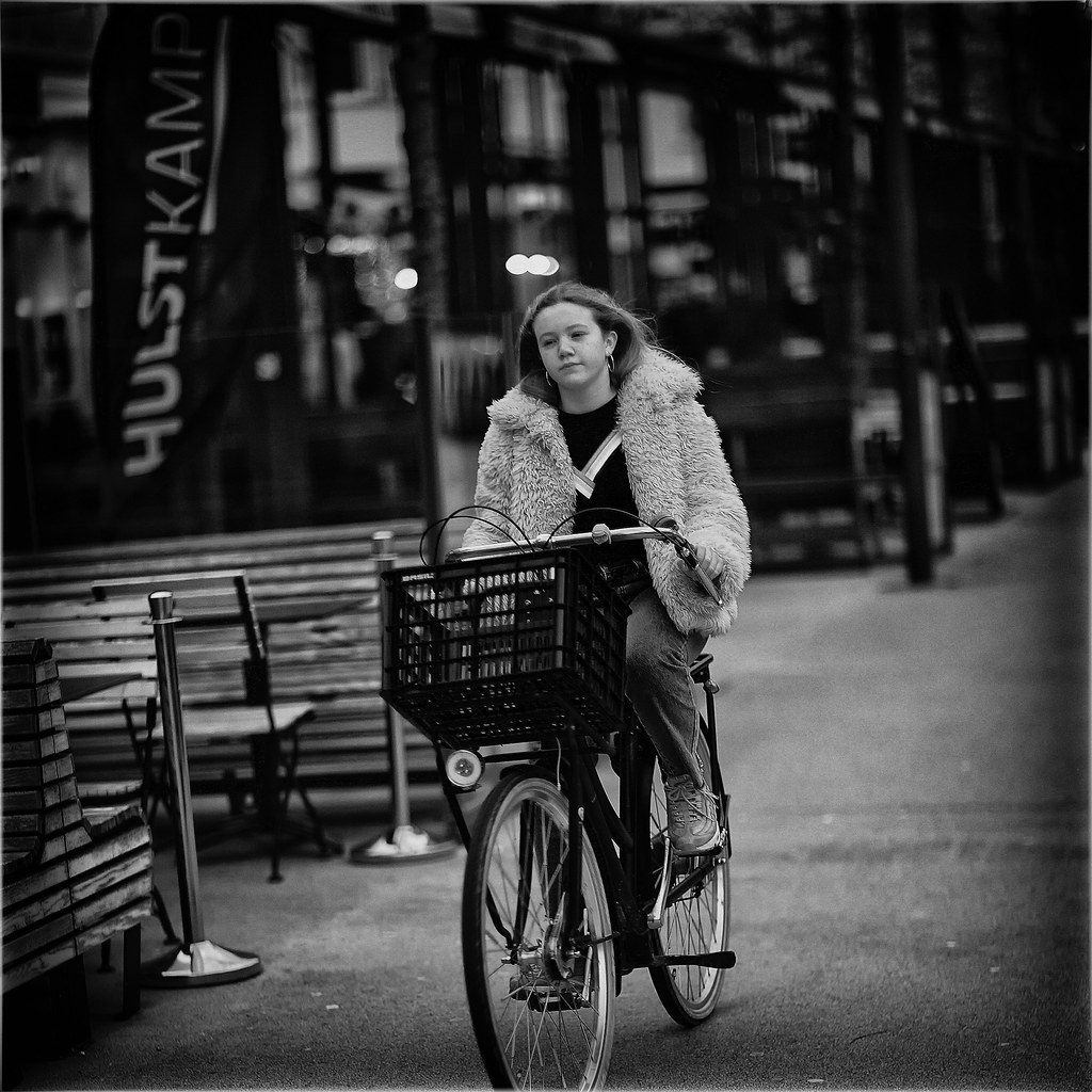 Ragazza in bicicletta con cassa per frutta davanti