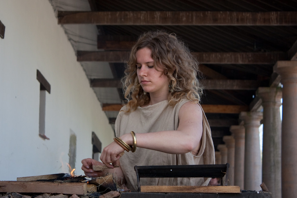 Ragazza romana al museo archeologico vivente di Archeon