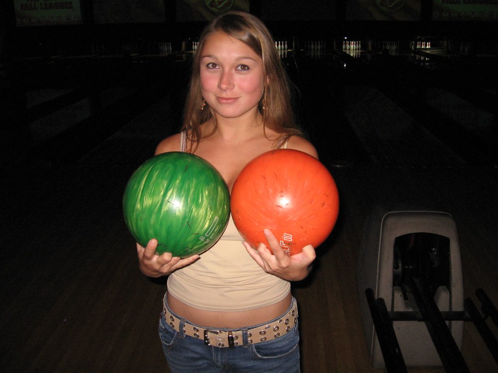 Ragazza simpatica con due bocce da bowling