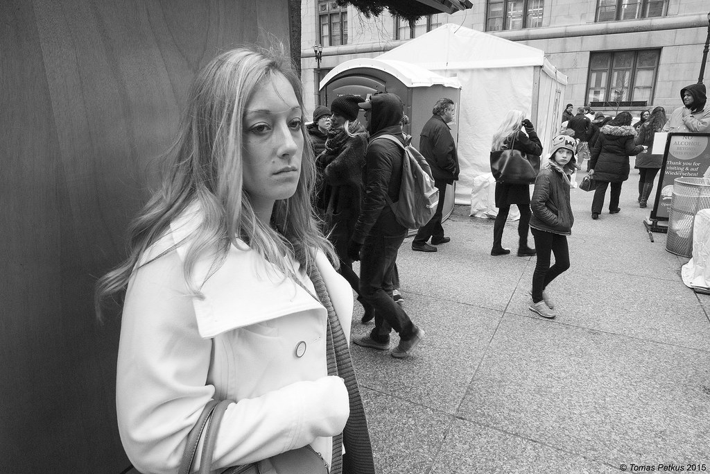 Ragazza triste di Chicago in Illinois con cappotto bianco