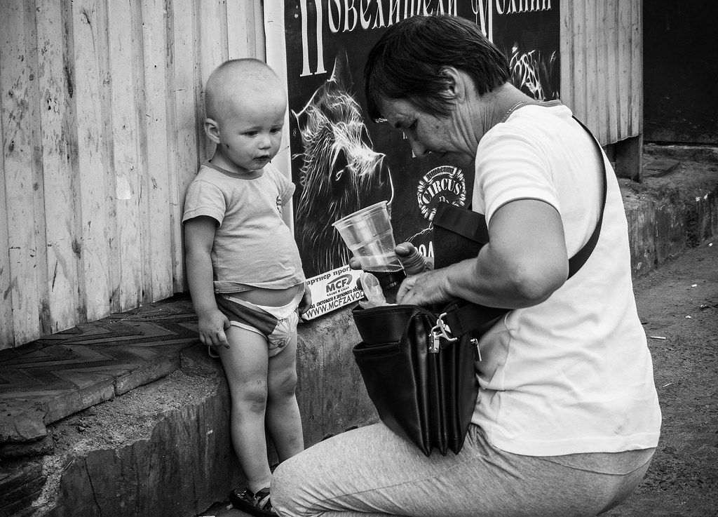 Ragazzo che vuol dare qualcosa ad un bambino piccolo