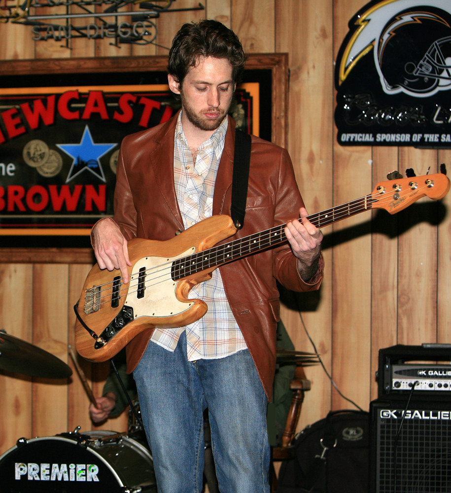 Ragazzo con bel giubbotto in pelle che suona una bellissima chitarra