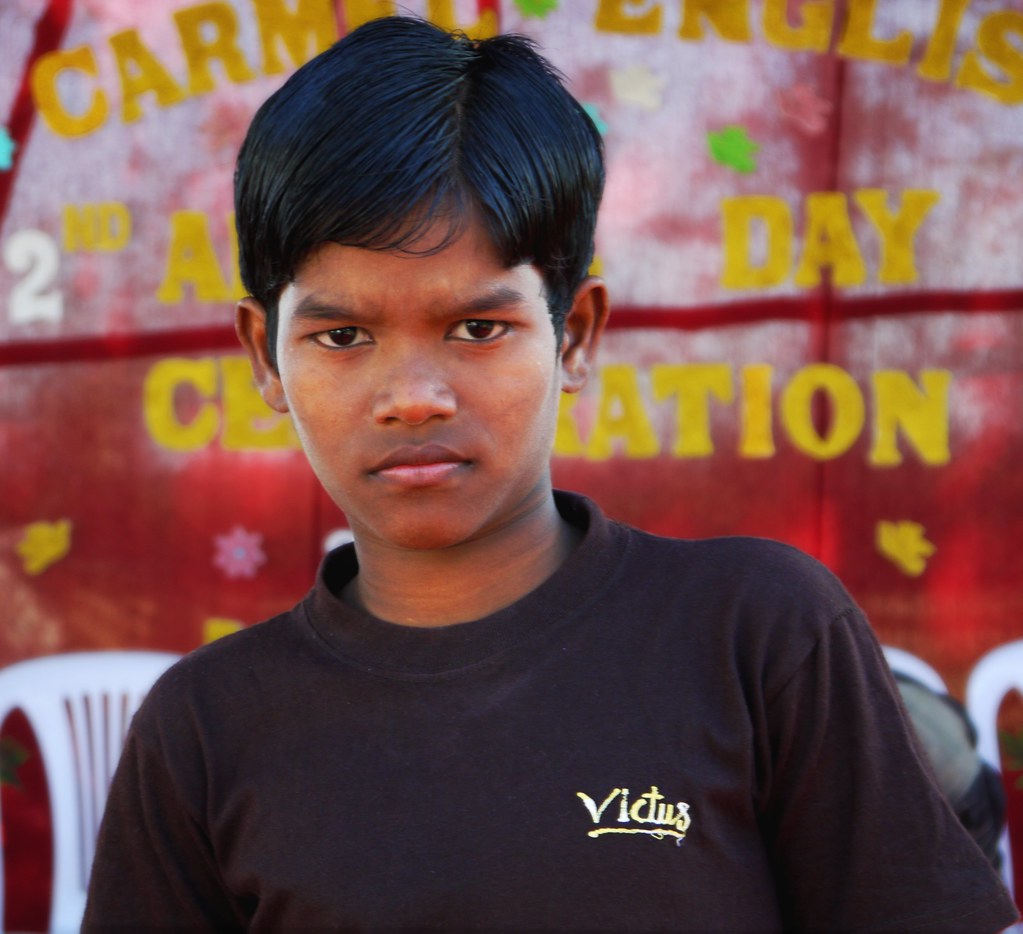 Ragazzo con sguardo serio in India