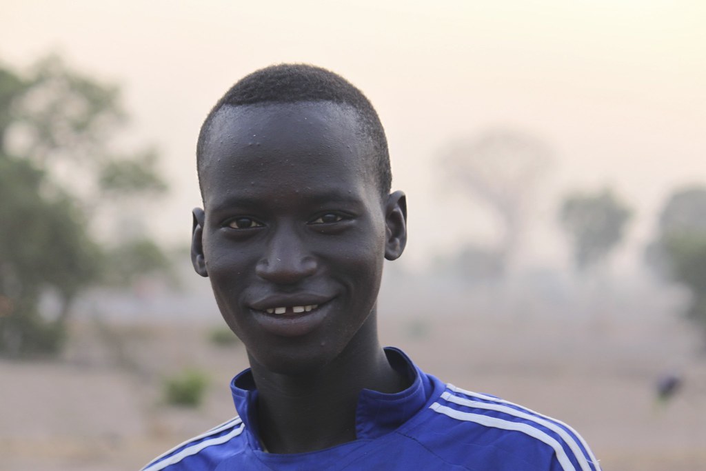 Ragazzo del Senegal con bel sorriso nella natura