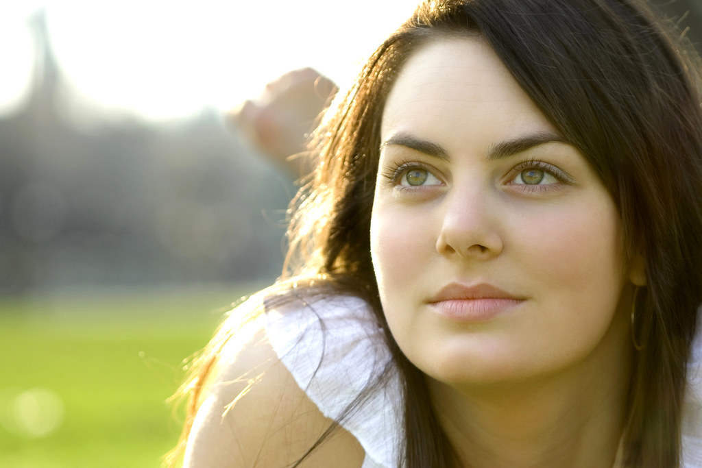 Ritratto di ragazza con sguardo pensieroso molto dolce e intenso