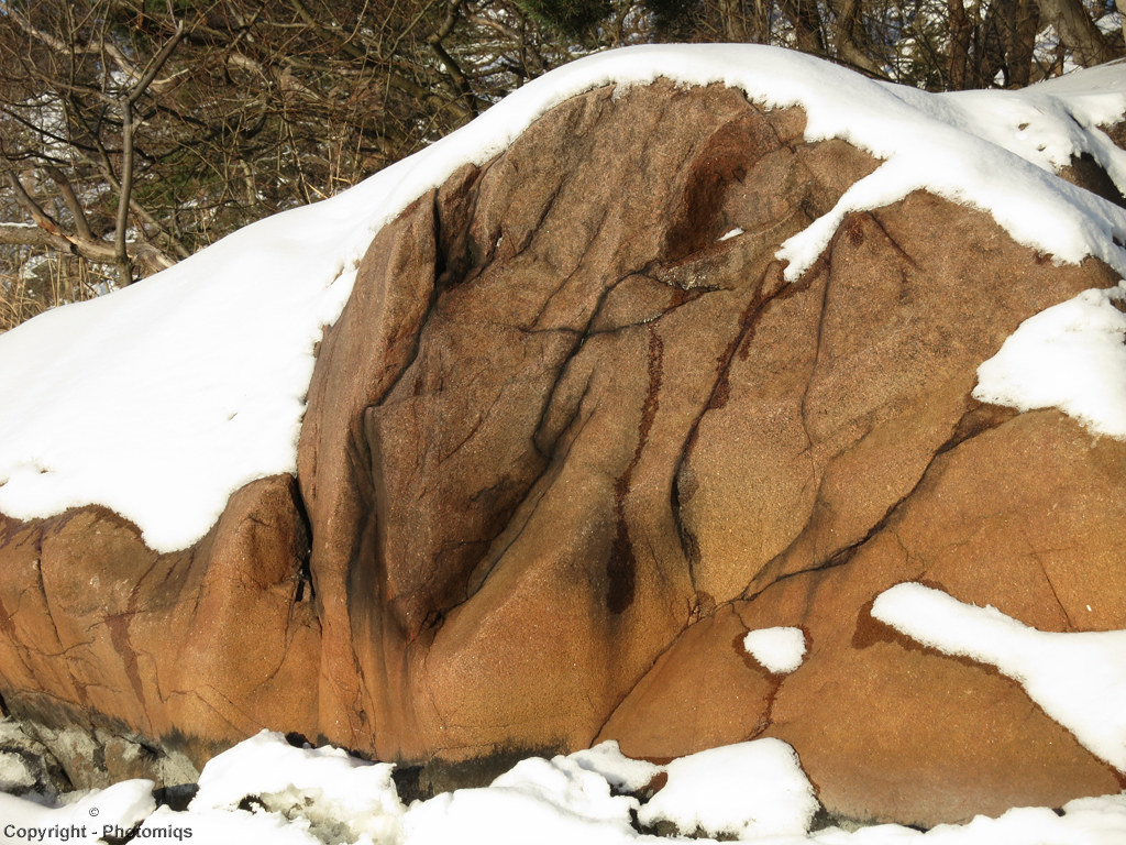 Roccia innevata che ricorda la faccia di un mostro