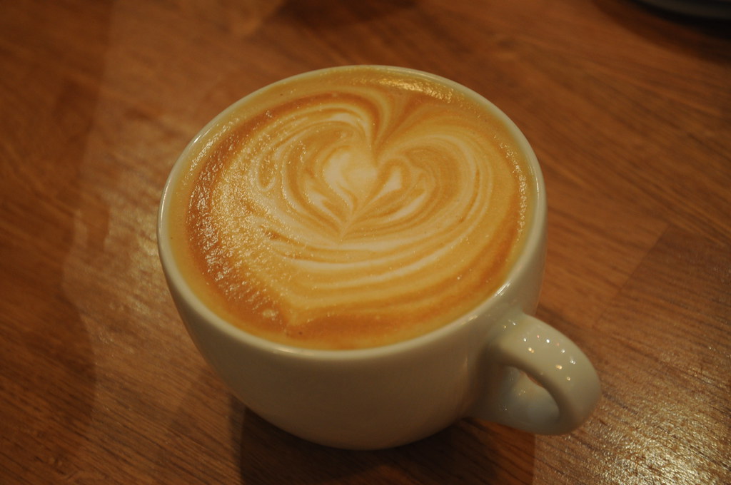 Schiuma del caffè che si dispone a formare un grande cuore