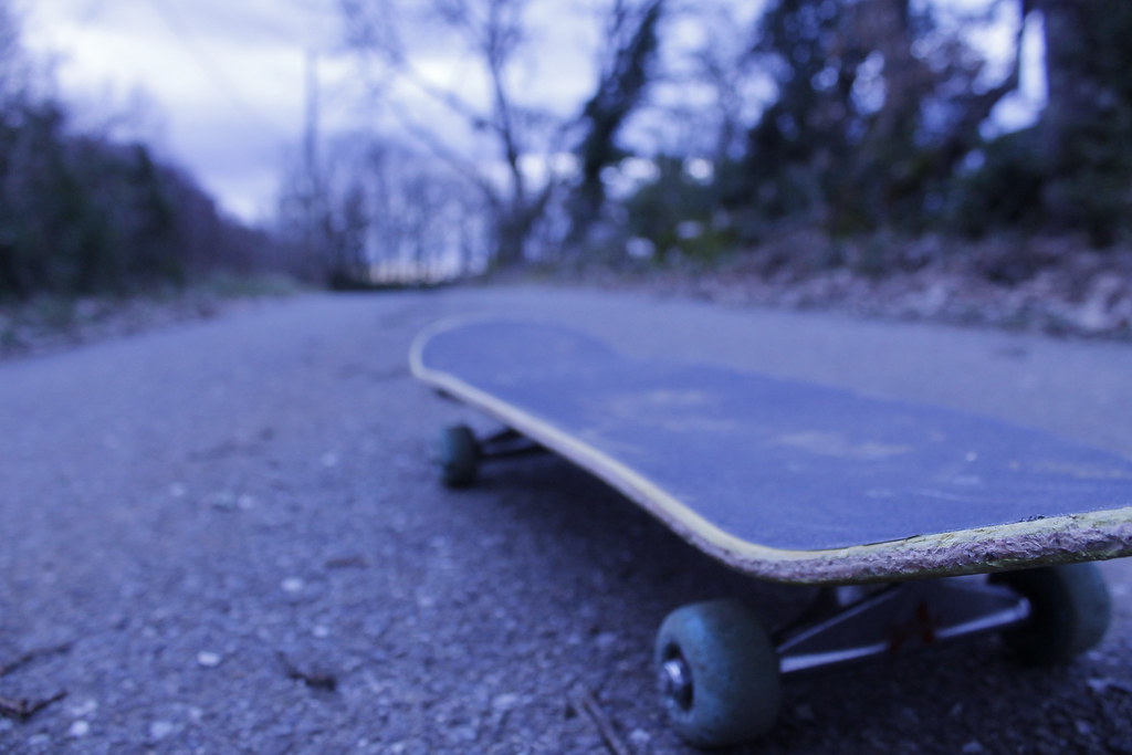 Skateboard su stradina che esprime malinconia