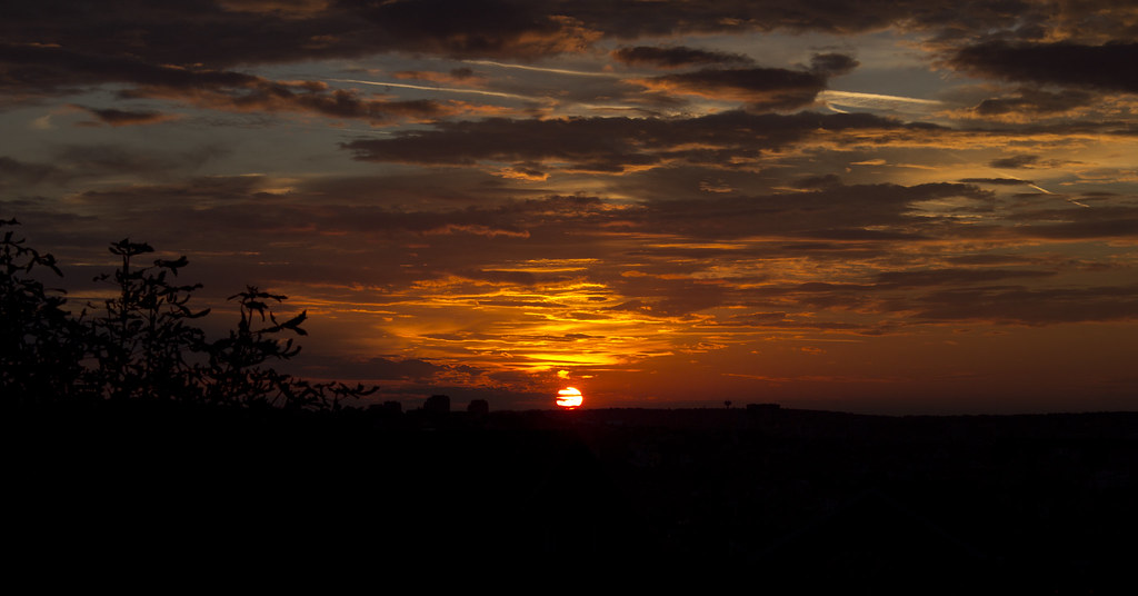 Sole minuscolo in quanto lontano al tramonto