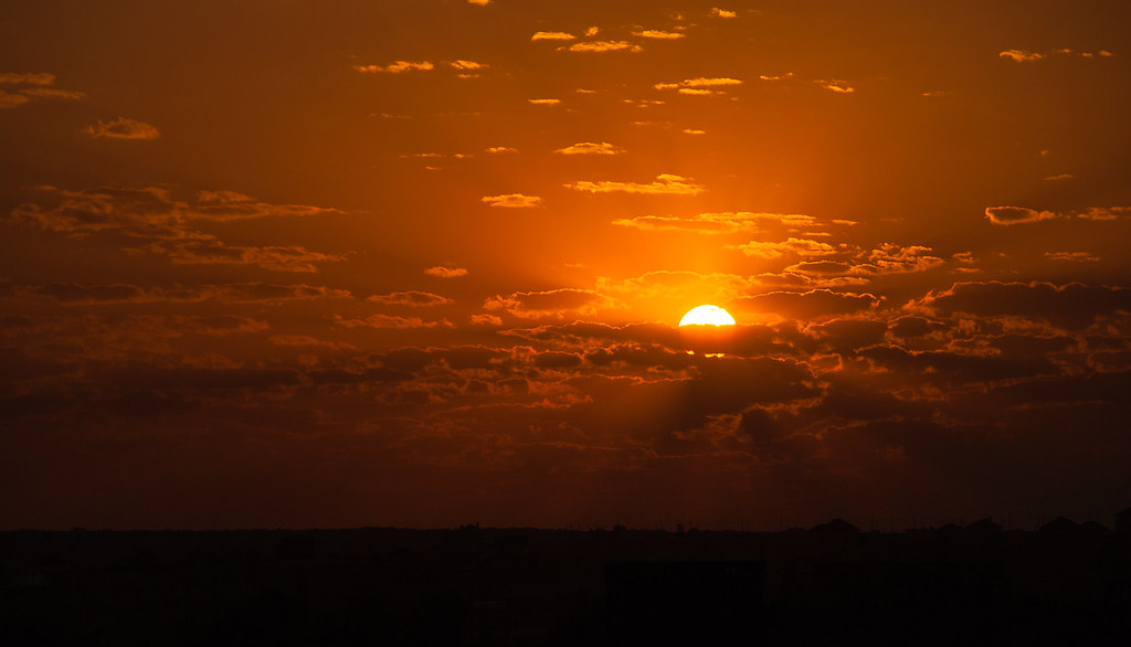 Sole seminascosto tra le nubi al tramonto