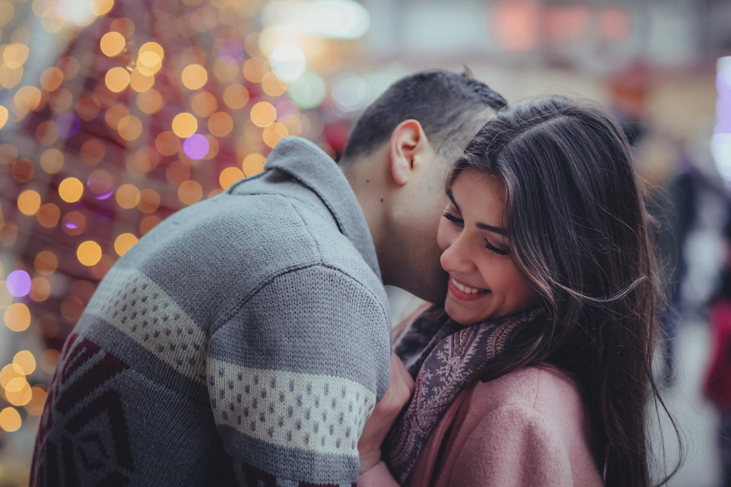 Tenerezza a Natale tra un ragazzo e una ragazza innamorati