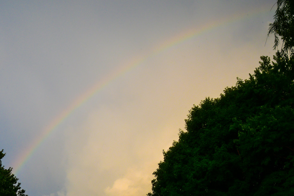 Tenue arcobaleno in cielo coperto da nuvole